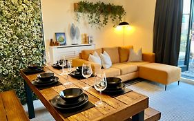 The Gallery - Town Centre - Beach 5 Minute Walk - Superfast Wifi - Outdoor Terrace - Sleeps Up To 6 - Netflix - Contractor Friendly - Short & Long Stays - Coffee Machine